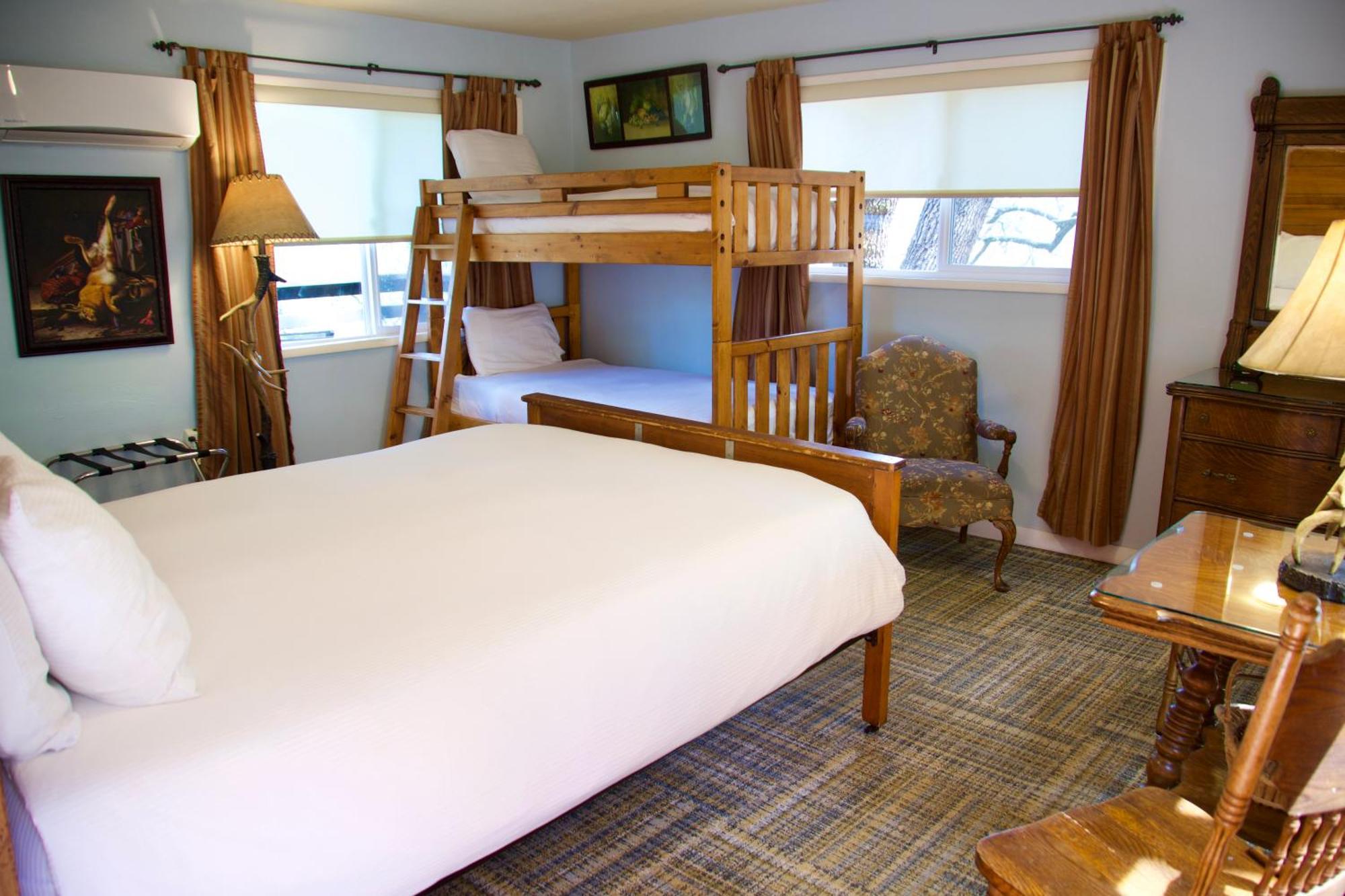 Lodge Yosemite Bug Rustic Mountain Midpines