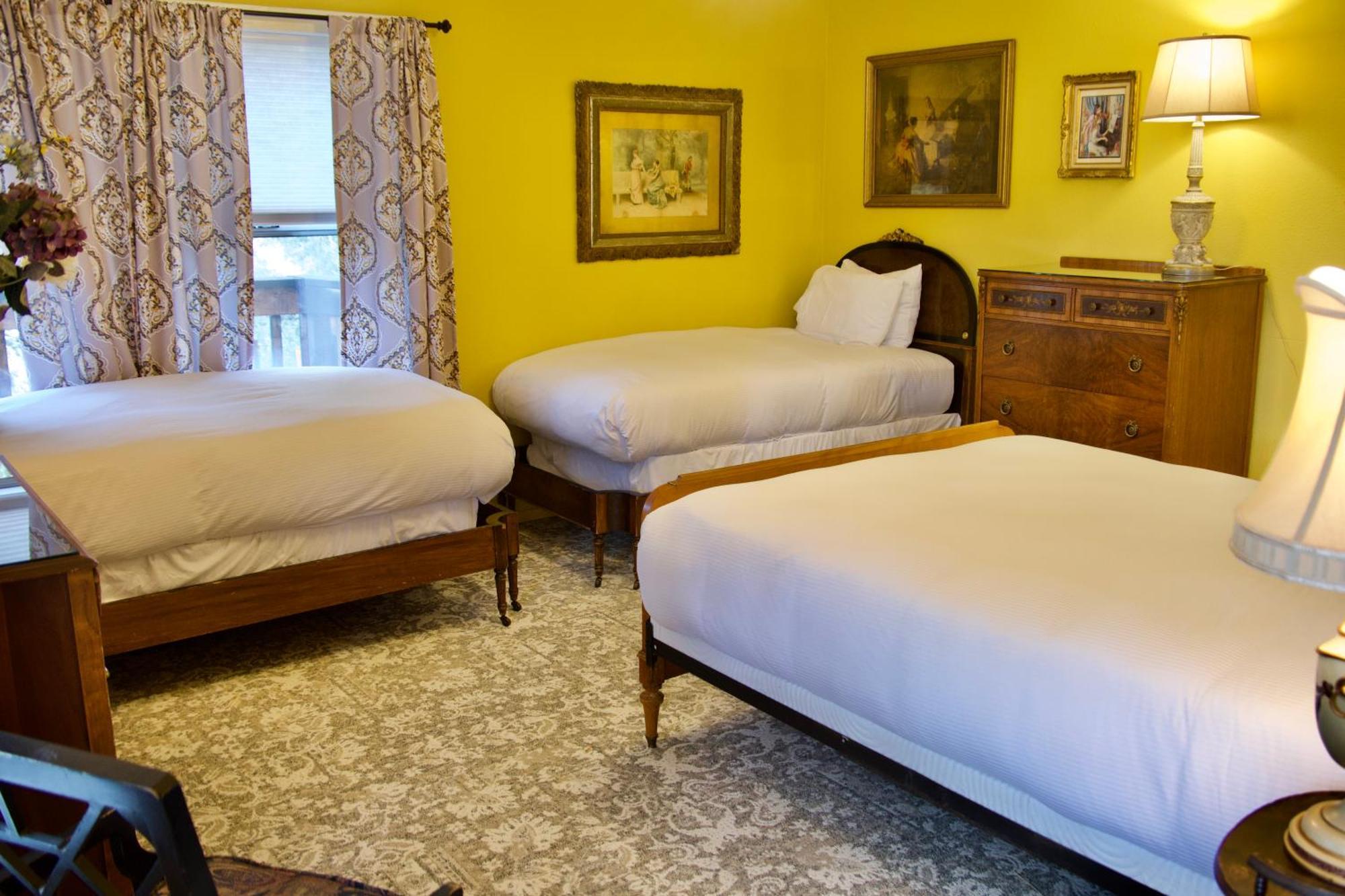 Yosemite Bug Rustic Mountain Lodge